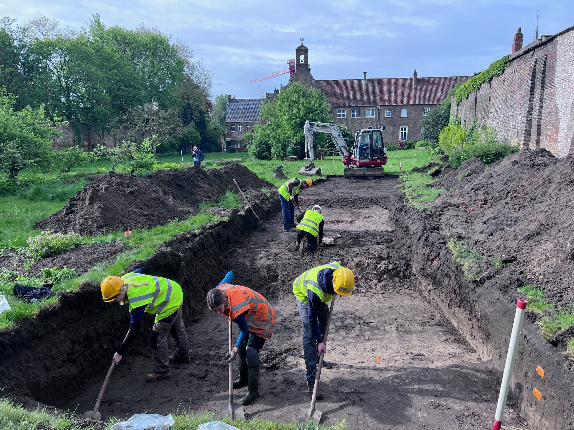 Archeologen aan de slag in de abdijtuin