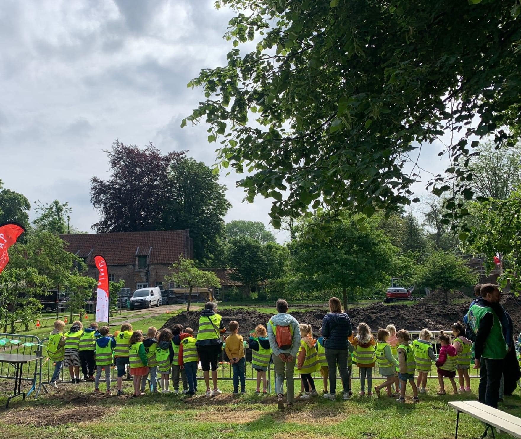 Kinderen op bezoek in het archeologiepop-uphuis.