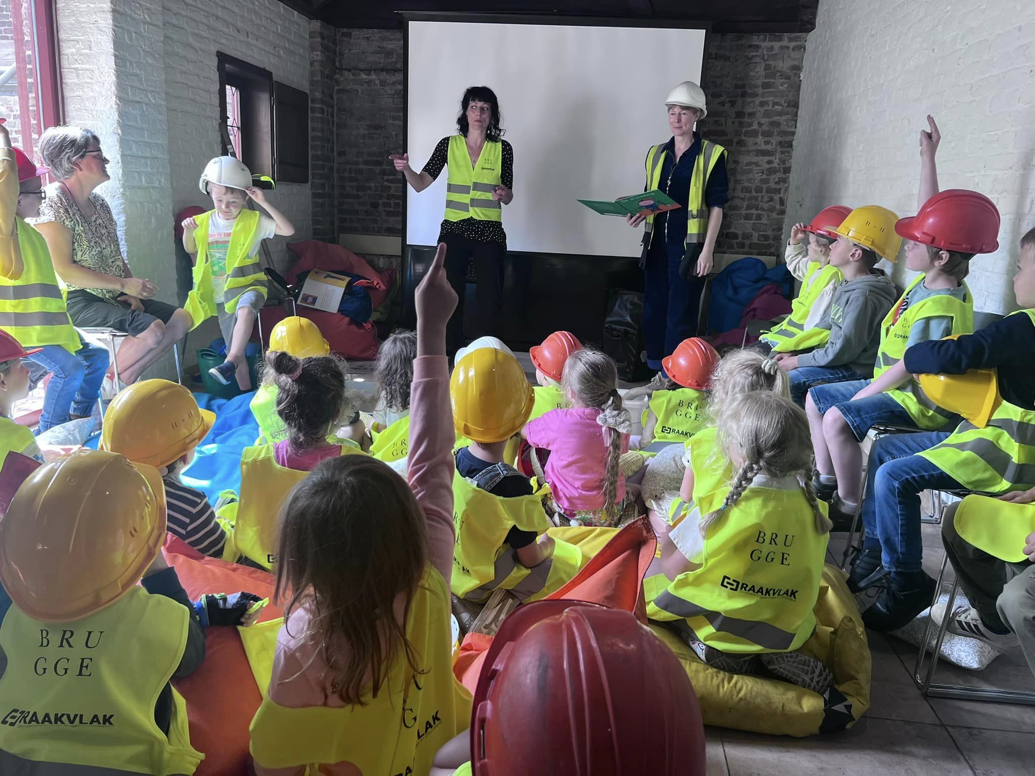 Kinderen op bezoek in het archeologiepop-uphuis.