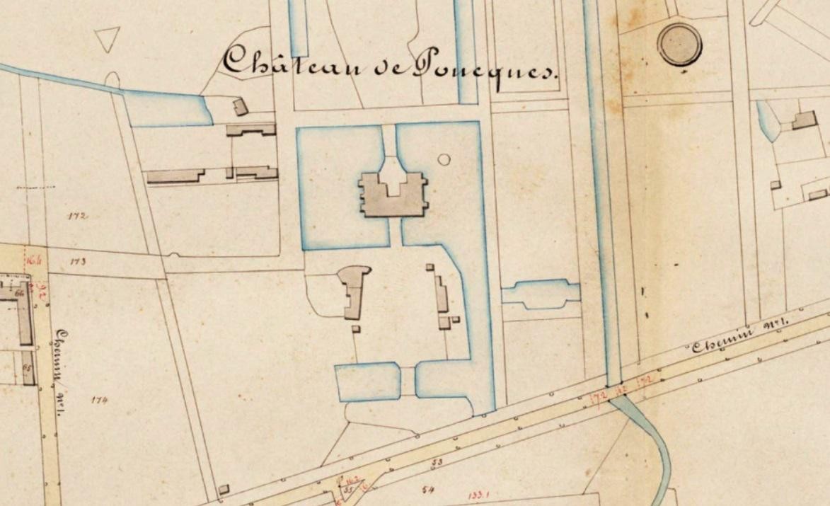 Op een plan van het kasteel in de Atlas der Buurtwegen (1843-1845) is bovenaan rechts een eilandje in de vijver te zien.