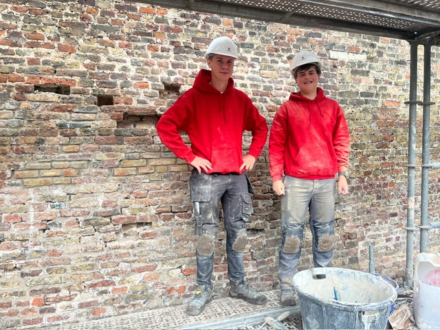 Leerlingen van VTI Brugge helpen met de restauratie van de abdijmuur.