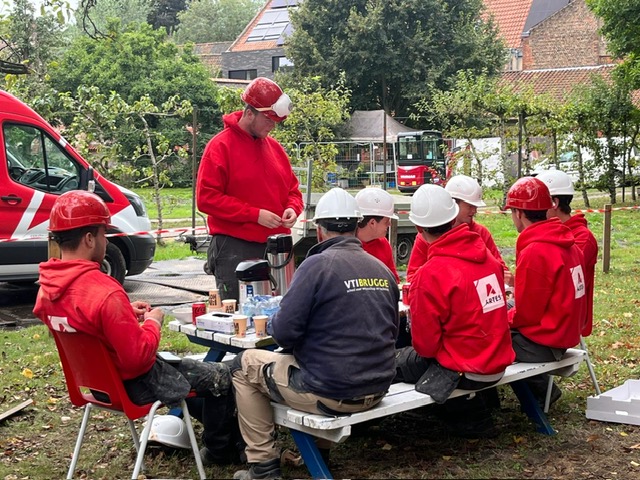 Leerlingen van VTI Brugge helpen met de restauratie van de abdijmuur.