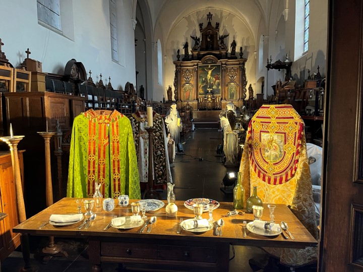 Het kijkvenster biedt zicht op de tafel van de zusters Benedictinessen.