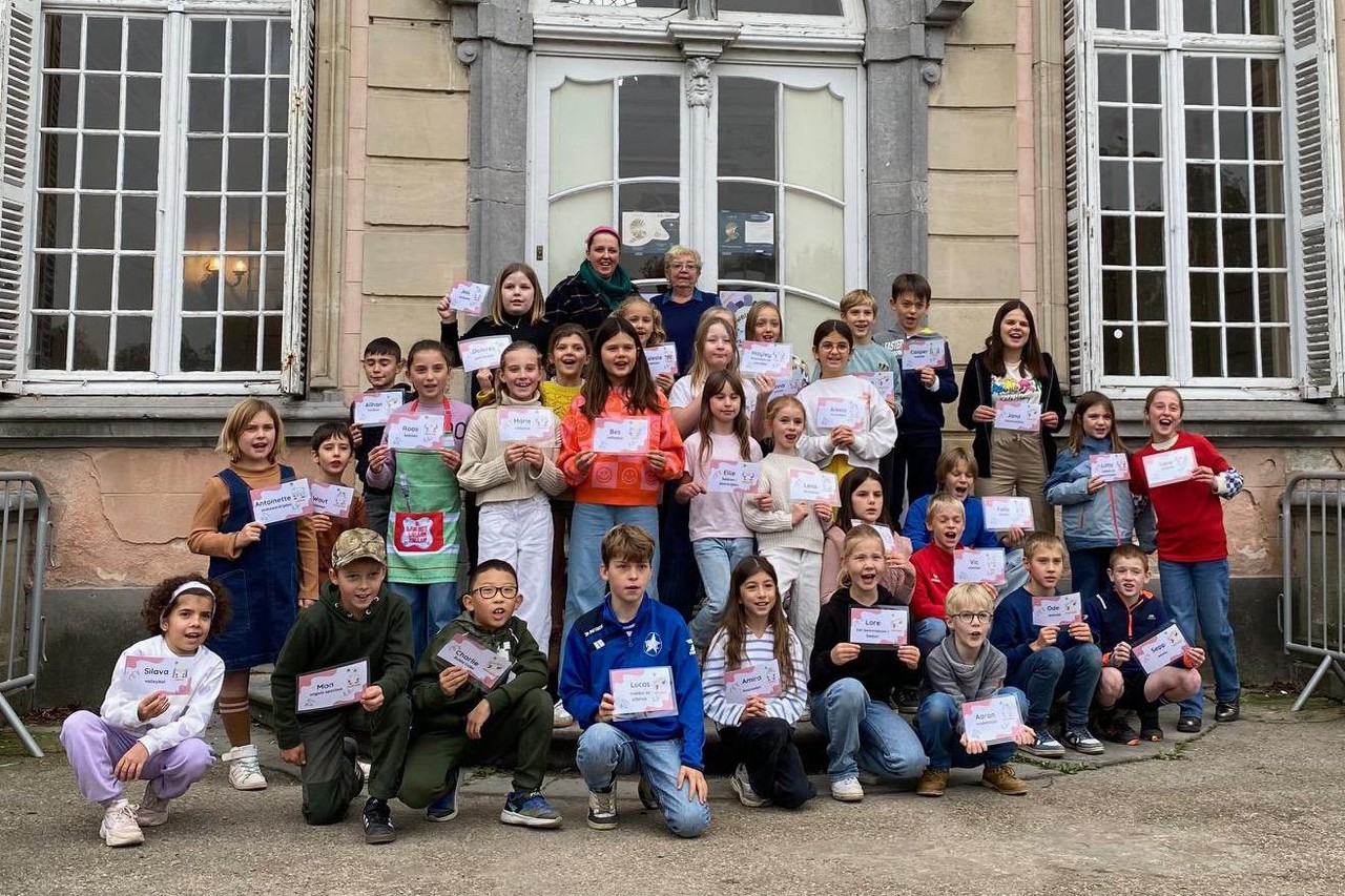 De leerlingen van de Taborschool poseren op de trappen van het Kasteel van Poeke