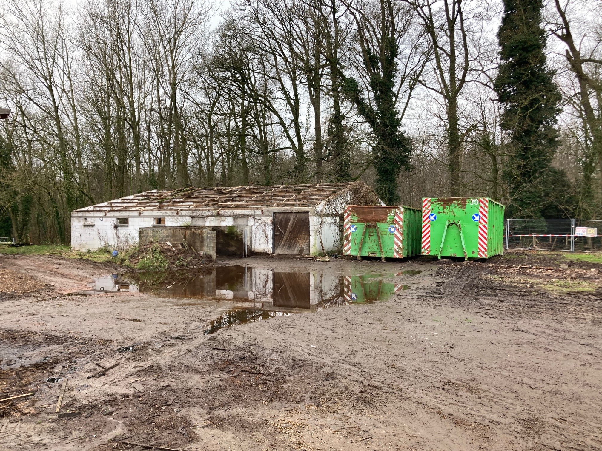 In functie van de omgevingsaanleg van de hoevesite wordt de varkensstal afgebroken.